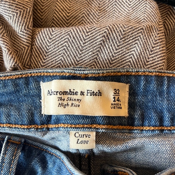 Abercrombie The Skinny High Rise Curve Love Jeans - Picture 3 of 3